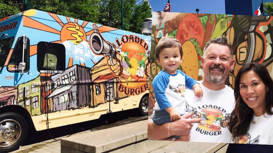 Michael y Vanita Renner de pie junto a uno de sus camiones de comida. Michael con su hijo Luca en brazos. Todos tienen puestas camisetas de ‘Loaded Burger’.